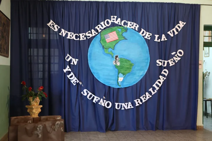 A curtain with the saying: Es necesario hacer de la vida un sueno