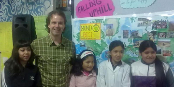 Scott presenting his story of bicycling around the world at Fuerte Apache school in Argentina.